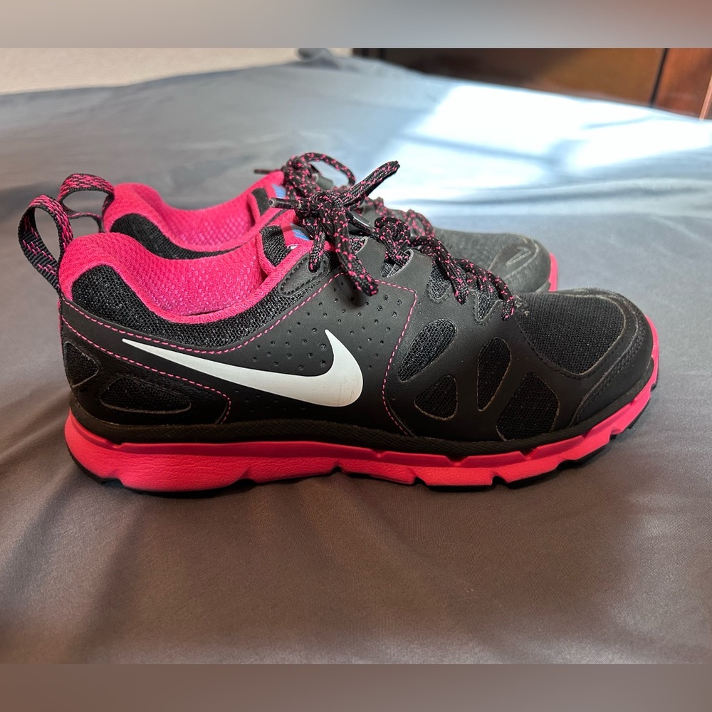 Nike Flex Trail Women’s Sneaker (Sz 6) - EUC